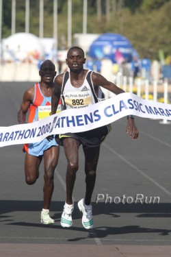 Paul Lekuraa siegt einen Schritt vor Julius Kiprotich. © www.photorun.net 