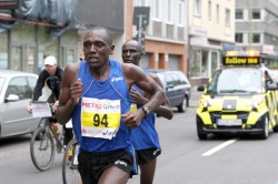 David Langat löst sich in der Schlussphase des Rennens von Wilfred Kigen. © www.photorun.net