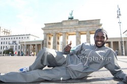 Duncan Kibet in Berlin vor dem Brandenburger Tor. © www.photorun.net