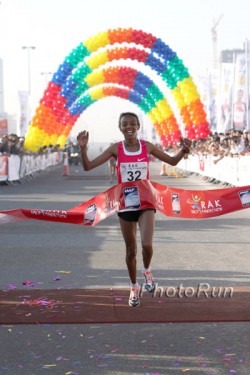Elvan Abeylegesse läuft ein perfektes Halbmarathondebüt in den Vereinigten Arabischen Emiraten. © www.photorun.net