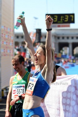 Andrea Mayr feiert ein tolles Marathon-Debüt in Wien. © www.photorun.net