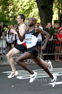 007_lagat-willisside-1 Nick Willis setzt sich in einem packenden Spurtduell gegen Bernard Lagat durch. © www.photorun.net