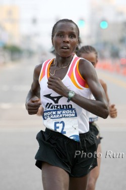 Edith Masai auf dem Weg zum Sieg in Virginia. © www.photorun.net