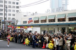 Enormes Zuschauerinteresse prägt die japanischen Top-Marathonrennen. Hier wird Yoko Shibui angefeuert. © www.photorun.net