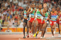 Kenenisa Bekele (Nr. 1662) auf dem Weg zum olympischen Doppelsieg – schafft er das auch in Berlin? © www.photorun.net