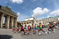Marathonläufer auf dem Weg zum Brandenburger Tor. © www.photorun.net