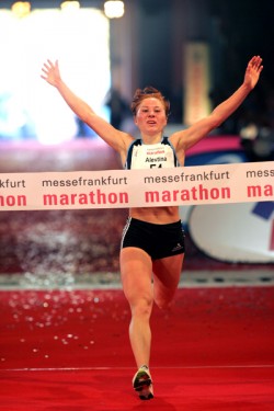 Alevtina Biktimirova, hier bei ihrem Sieg beim Frankfurt-Marathon, gewann am Sonntag in Tokio. © www.photorun.net