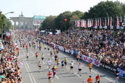 Der Zieleinlauf in Berlin, unmittelbar hinter dem Brandenburger Tor. © www.photorun.net