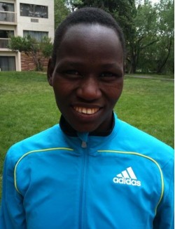 Sie hat allen Grund für ein strahlendes Lächeln – die Siegerin des diesjährigen Frauenlaufes – Emily Chebet. © Take The Magic Step