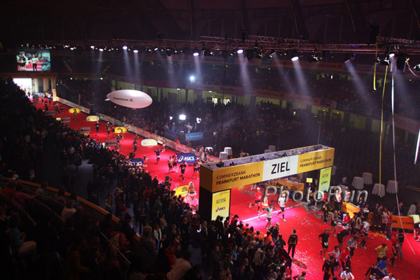 Der Zieleinlauf in Frankfurt befindet sich in der Stadthalle. © www.photorun.net