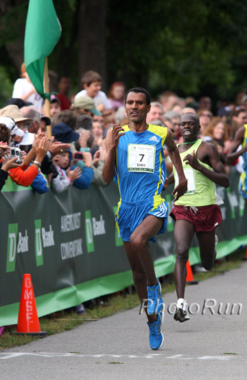Gebre Gebremariam aus Äthiopien setzt sich im Schlusssprint knapp vor KIMbias Alan Kiprono durch und gewinnt den Beach to Beacon 10-Kilometer-Lauf. © www.photorun.net