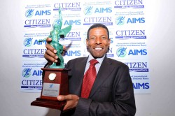 Haile Gebrselassie mit der AIMS-Trophäe für die schnellste Marathonzeit des Jahres. © Jiro Mochizuki/AIMS/Great Ethiopian Run