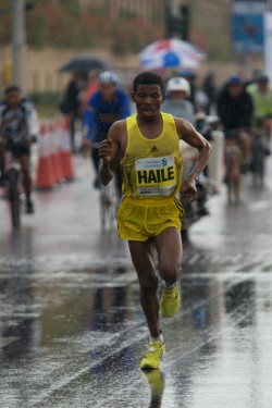 Haile Gebrselassie rannte auch in Den Haag durch den Regen. © Standard Chartered Dubai Marathon