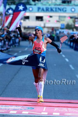 Meb Keflezighi feierte vor einem jubelnden Publikum seinen Sieg. © www.photorun.net