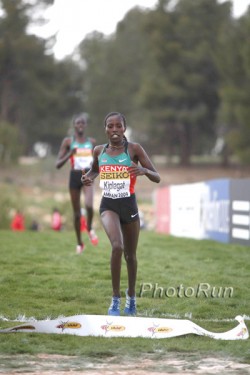 Florence Kiplagat, hier zu sehen beim Erreichen des Crosslauf-WM-Titels 2009 im jordanischen Amman, hat nun auch Gold bei der Halbmarathon-WM gewonnen. © www.photorun.net