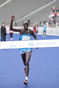 Matthew Koech triumphiert im Berliner Olympiastadion. © www.photorun.net