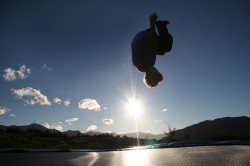 Ein Junge auf dem Trampolin. © Betty Shepherd Ein Junge auf dem Trampolin. © Betty Shepherd
