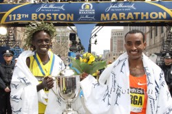 Salina Kosgei und Deriba Merga nach ihrem Sieg beim Boston-Marathon 2009. © www.photorun.net