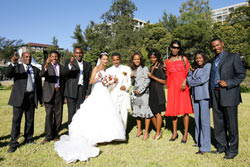 Miruts Yifter, Haile Gebrselassie, Assefa Mezegebu, das Brautpaar, Meseret Defar, Ejegayehu Dibaba, Berhane Adere, Gete Wami und Fita Bayissa (von links). © www.photorun.net