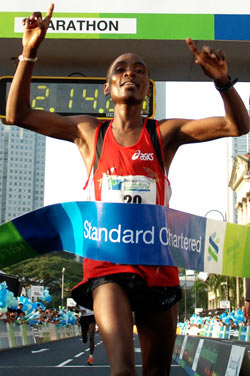 Elijah Mbogo überrascht in Singapur. © Standard Chartered Singapur Marathon