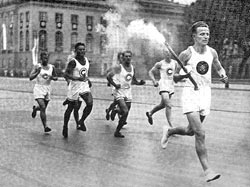 Siegfried Eifrig rennt 1936 in Berlin Unter den Linden mit dem Olympischen Feuer. © Sportmuseum Berlin / AIMS Marathon Museum of Running