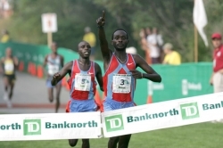 Duncan Kibet siegt knapp vor Evans Cheruiyot beim Beach to Beacon. © www.photorun.net