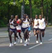 Das Führungsteam der Männer beim Run Berlin (ganz links der spätere Sieger Patrick Musyoki). © MR