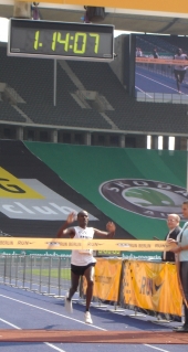 Patrick Musyoki siegt beim Run Berlin. © MR