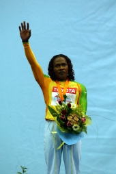 Maria Mutola bei der Siegerehrung nach ihrem siebten Titelgewinn bei Hallen-Weltmeisterschaften. © Jiro Mochizuki / Photo Run