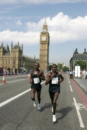 Patrick Makau (rechts) auf dem Weg zum Sieg gegen John Nyasyina in London. © Victah Sailer