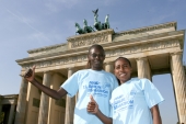 Salina Kosgei und Gete Wami (rechts) am Brandenburger Tor. © Victah Sailer