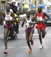 Sammy Korir (links) neben Munji und Paul Tergat beim real,- Berlin-Marathon. © Victah Sailer