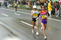 Reiko Tosa lässt Naoko Takahashi hinter sich in Tokio. © www.photorun.net