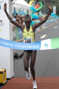 Salina Kosgei gewinnt in Kursrekordzeit.