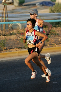 Mizuki Noguchi überholt auf dem Weg zum Olympiagold Paula Radcliffe. © www.photorun.net