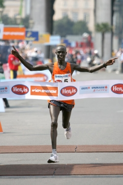 Luke Kibet gewinnt den Vienna City-Marathon. © www.photorun.net