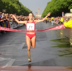 Sabrina Mockenhaupt gewinnt in Berlin. © Marisa Reich
