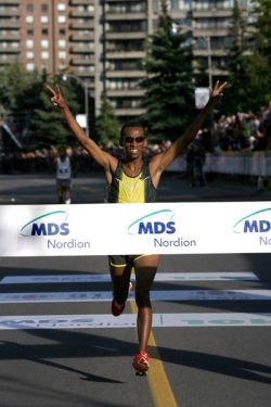 Simon Bairu gewann in Ottawa über 10 km. © www.photorun.net