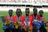 Kenias Marathon-Frauen-Team erscheint in unterschiedlicher Kleidung bei der Siegerehrung.