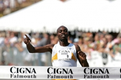 Micah Kogo gewinnt das Rennen in Falmouth (USA). © www.photorun.net
