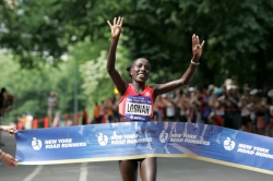 Lornah Kiplagat, hier zu sehen beim New York Road Runners Mini-Marathon 2007, triumphiert in Italien. © www.photorun.net