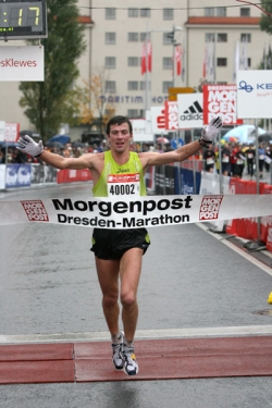 Leonid Shvetsov gewinnt den Dresden-Marathon. © www.photorun.net