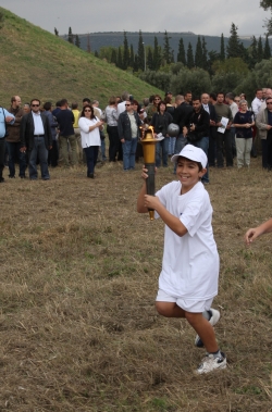 Ein Fackellauf mit Kindern wurde an der Gedenkstätte, die an die Schlacht von Marathon erinnert, gestartet. Ziel war der Startpunkt in Marathon. © Francis Kay/Marathon-Photo.com