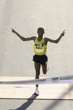 Haile Gebrselassie gewinnt den Dubai-Marathon und ist nun der erste Läufer, der zweimal unter 2:05 Stunden blieb. © Dubai Marathon