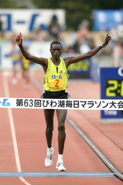 Mubarak Shami gewinnt den Lake Biwa-Marathon. © www.photorun.net