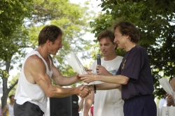 Rodgers im Juni 2006 mit Lauf-Kollegen beim New England Mile in Portland, Maine. © Stacey Cramp