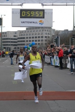 Patrick Makau Musyoki siegte erneut in Berlin. © Matthias Thiel / Vattenfall BERLINER HALBMARATHON