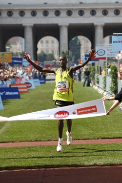 newspicn946 Abel Kirui bricht beim 25. Vienna City-Marathon den Kursrekord und erzielt die erste Zeit unter 2:08 Stunden. © www.photorun.net