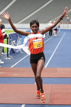 Peninah Arusei gewinnt mit Streckenrekord im Berliner Olympiastadion. © www.photorun.net