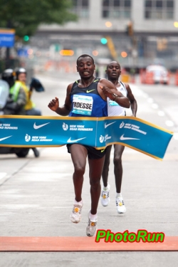 Tadesse Tola gewinnt in New York knapp vor Patrick Makau. © www.photorun.net